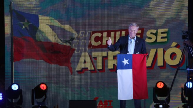 El ultraderechista Kast disputará la Presidencia al izquierdista Boric en Chile El candidato ultraderechista José Antonio Kast saluda a sus seguidores tras conocerse los resultados de la primera vuelta en las presidenciales chilenas