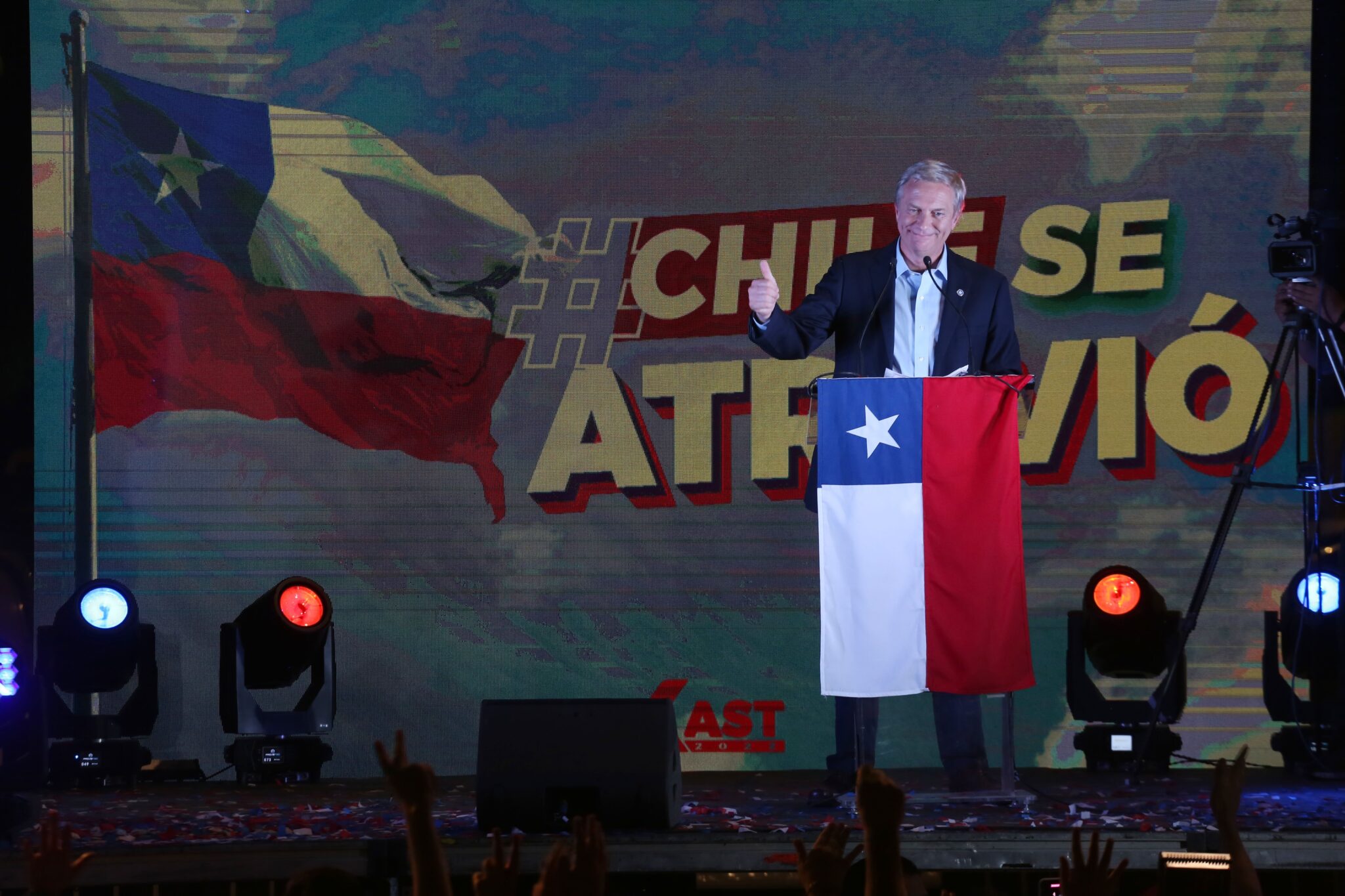 El candidato ultraderechista José Antonio Kast saluda a sus seguidores tras conocerse los resultados de la primera vuelta en las presidenciales chilenas