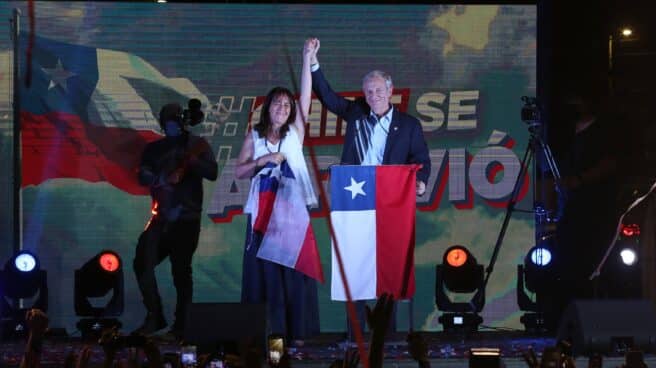 El candidato conservador José Antonio Kast y su esposa, María Pía Adriasola, saludan a sus seguidores