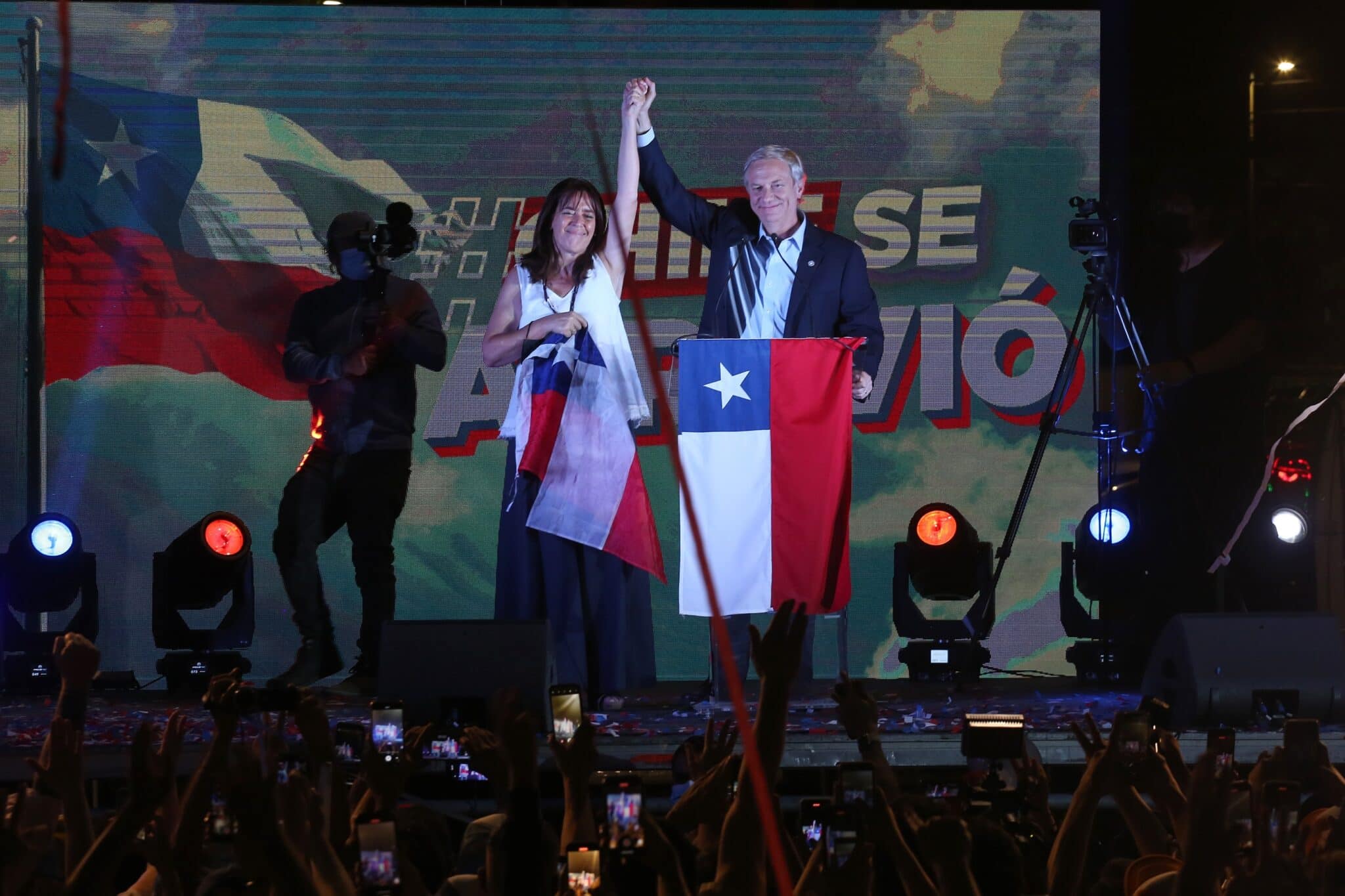 El candidato conservador José Antonio Kast y su esposa, María Pía Adriasola, saludan a sus seguidores