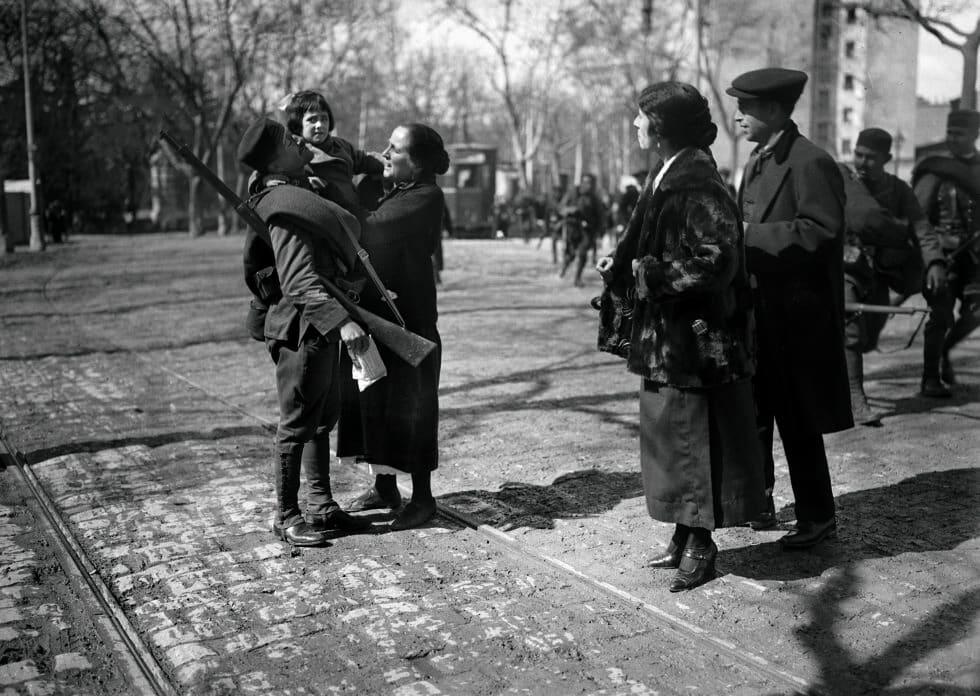 Llegada de África del Batallón del Regimiento del Rey, Madrid, abril de 1925 -©Alfonso. Vegap, Madrid, 2021