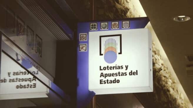 Curiosidades del sorteo de loteria de navidad Fotografía de la fachada y cartel de una administración de loterias y apuestas del estado