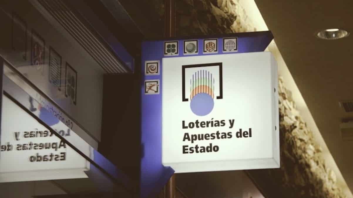 Fotografía de la fachada y cartel de una administración de loterias y apuestas del estado