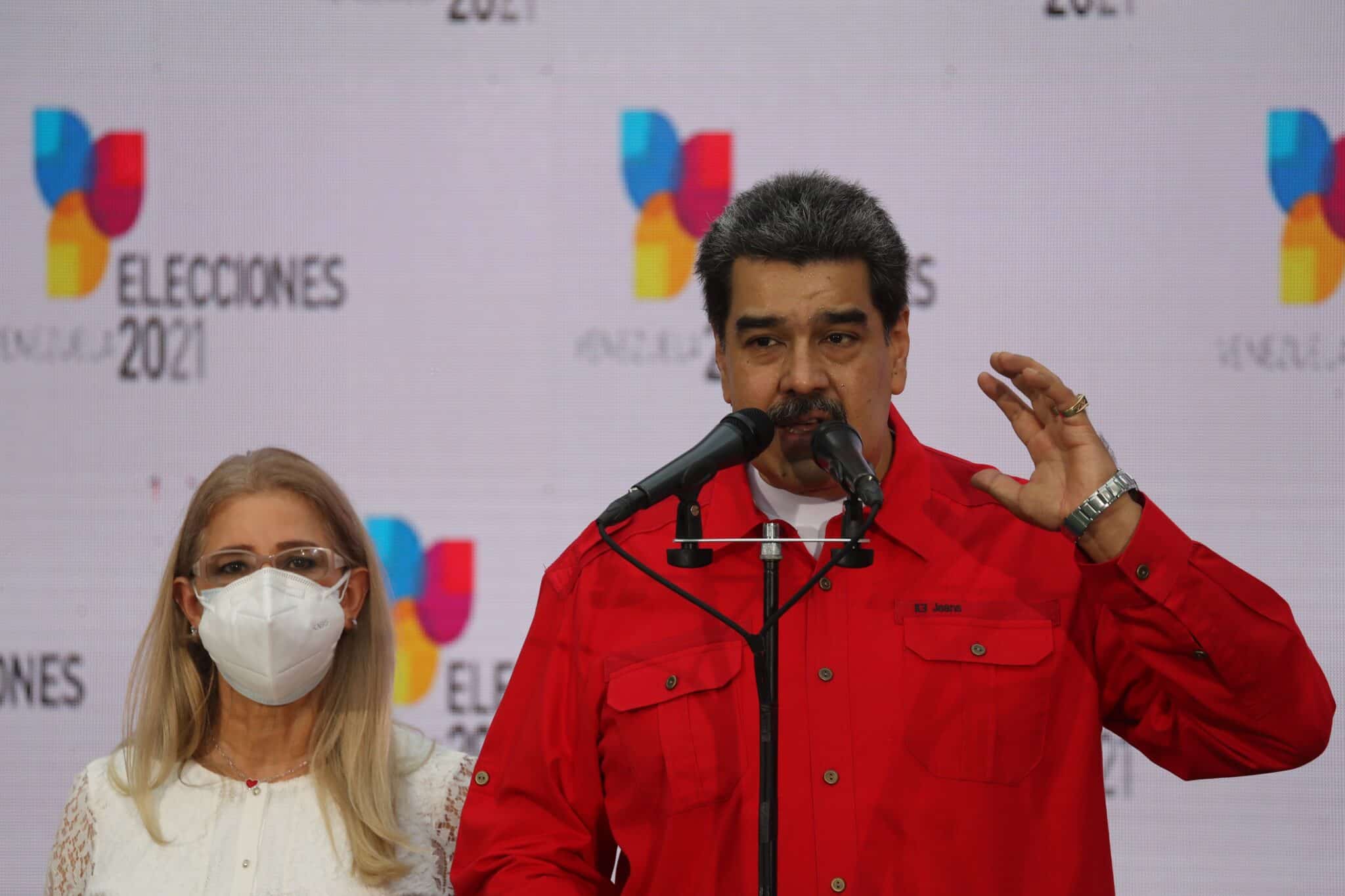 Nicolás Maduro y su esposa, Cilia Flores, tras conocerse los resultados de las elecciones regionales y municipales del domingo 21