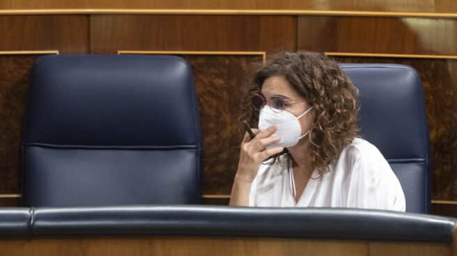 La ministra de Hacienda, María Jesús Montero, en una sesión plenaria en el Congreso de los Diputados