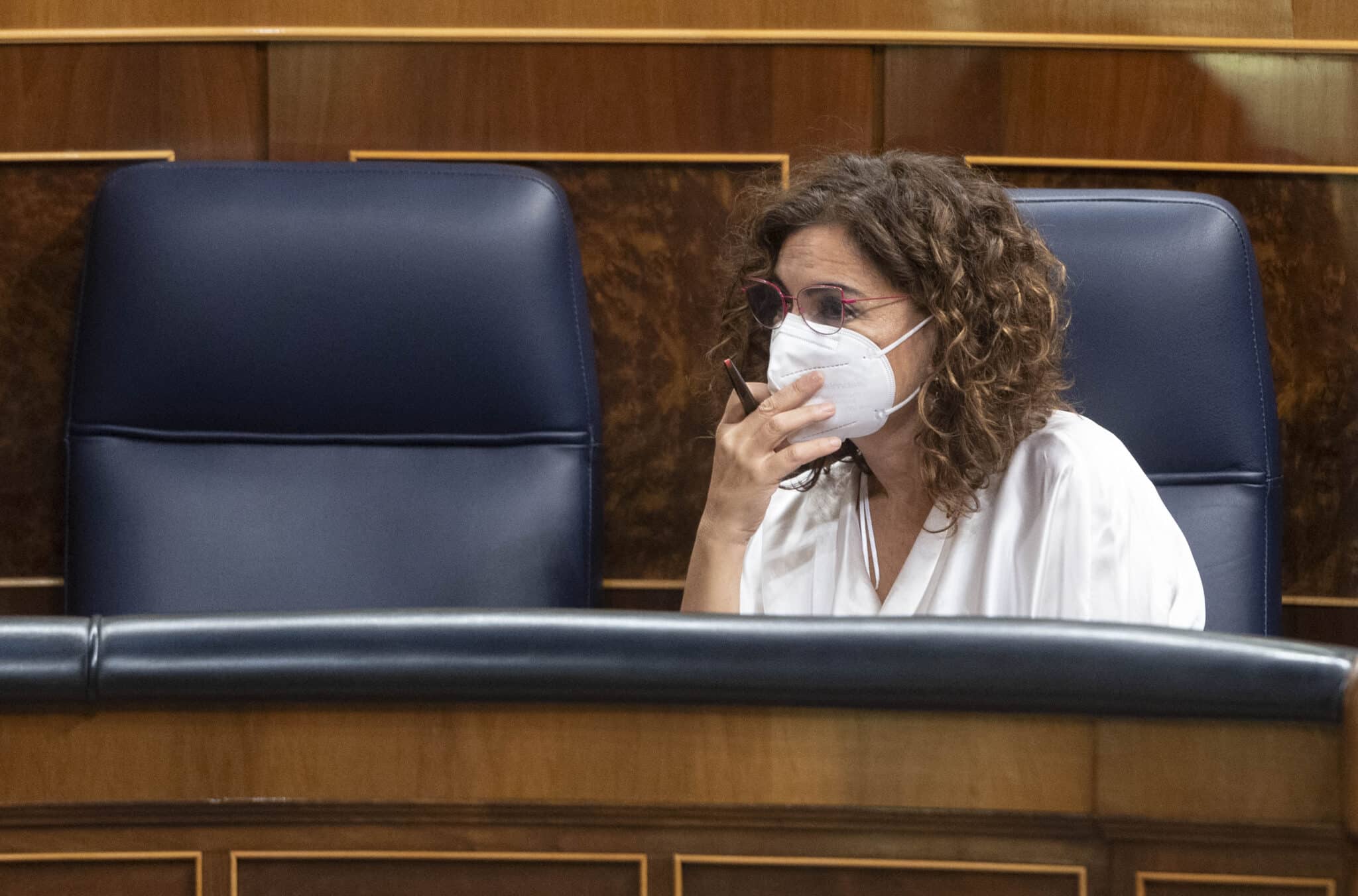 La ministra de Hacienda, María Jesús Montero, en una sesión plenaria en el Congreso de los Diputados