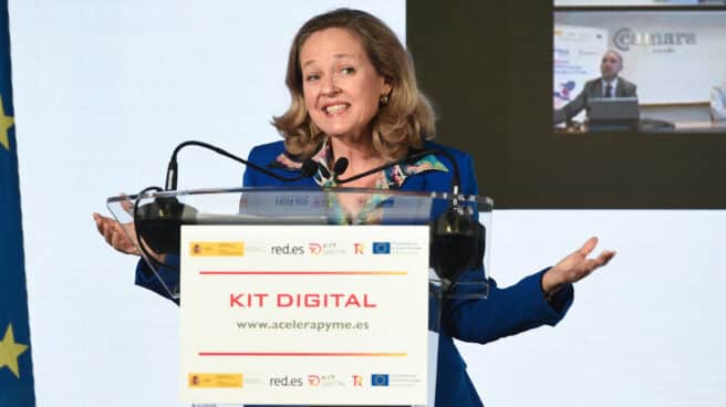 La vicepresidenta primera y ministra de Asuntos Económicos, Nadia Calviño, interviene en la presentación del Kit Digital, en Madrid.