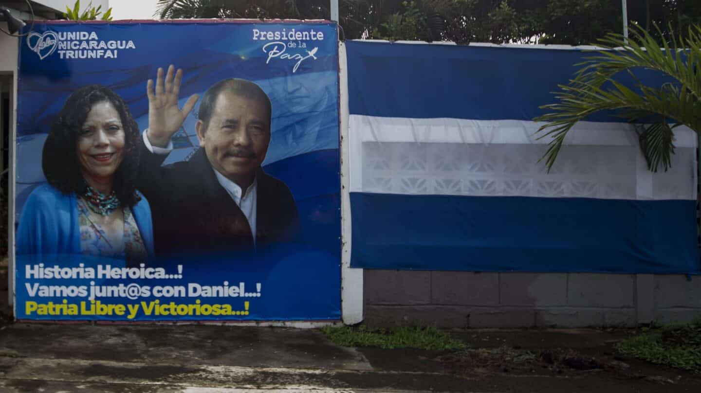 Un cartel electoral de Daniel Ortega y Rosario Murillo en una calle de Managua