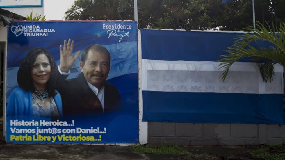 Un cartel electoral de Daniel Ortega y Rosario Murillo en una calle de Managua