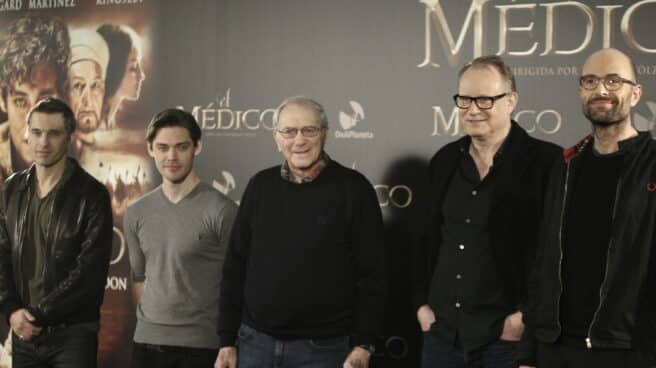 Noah Gordon (centro) en la presentación del musical 'El médico', en Madrid.