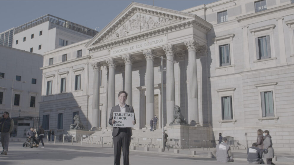 El Pequeño Nicolás delante del Congreso de los Diputados en su campaña de Worten