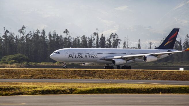 Un avión de Plus Ultra, concretamente el 'Virgen del Valle', en la pista de uno de los aeropuertos en los que opera.