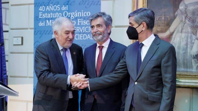 El magistrado del Tribunal Constitucional Cándido Conde-Pumpido (izda), el presidente del Tribunal Supremo y del CGPJ, Carlos Lesmes, y el recién elegido presidente del Tribunal Constitucional Pedro González-Trevijano. EFE.