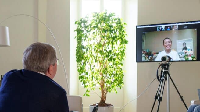 La tenista china Peng Shuai, durante la videoconferencia que ha mantenido con el presidente del COI, Thomas Bach La tenista china Peng Shuai, durante la videoconferencia que ha mantenido con el presidente del COI, Thomas Bach