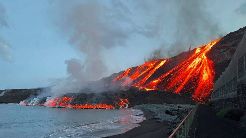 La lava alcanza nuevamente el océano Atlántico en la playa de Los Guirres, en la isla de La Palma.