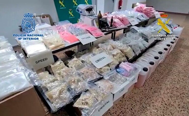 Paran a un conductor por no llevar a su hijo en la sillita y le pillan 23 gramos de 'cristal' en el maletero