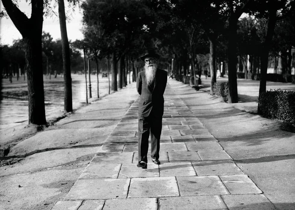 Ramon Maria del Valle Inclán Paseando por Recoletos. Madrid 1930