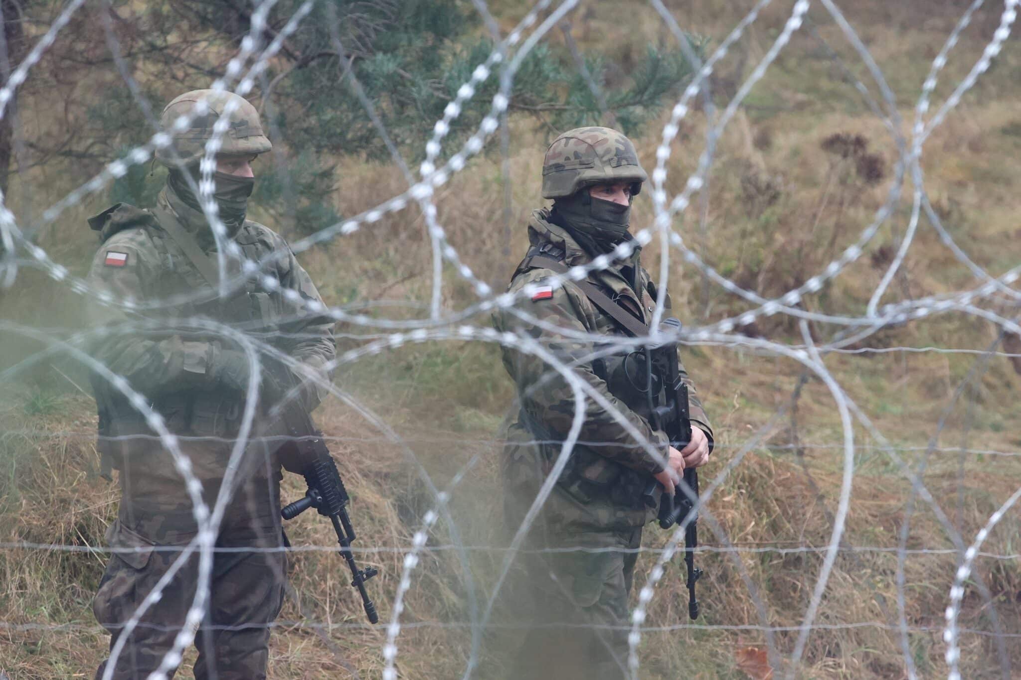 Soldados polacos, apostados en la frontera con Bielorrusia, tras las concertinas