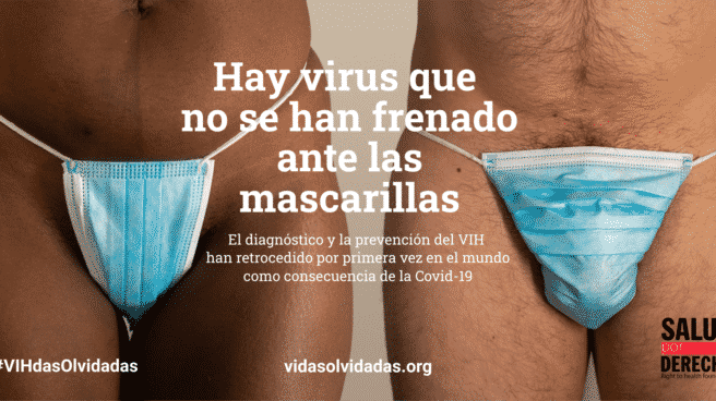 Dos personas con sendas mascarillas puestas como ropa interior.