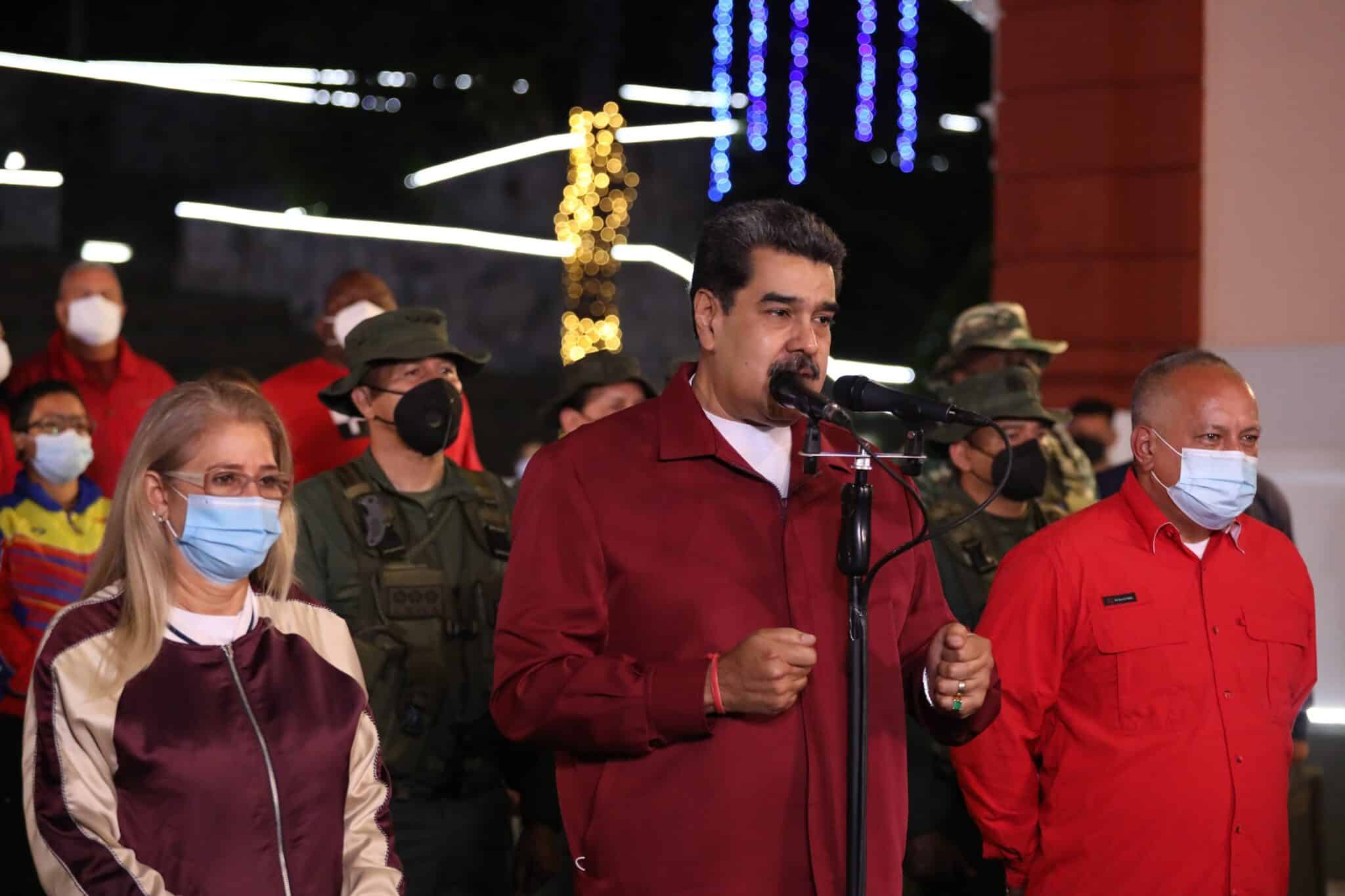 Nicolás Maduro, flanqueado por Diosdado Cabello y Delcy Rodríguez