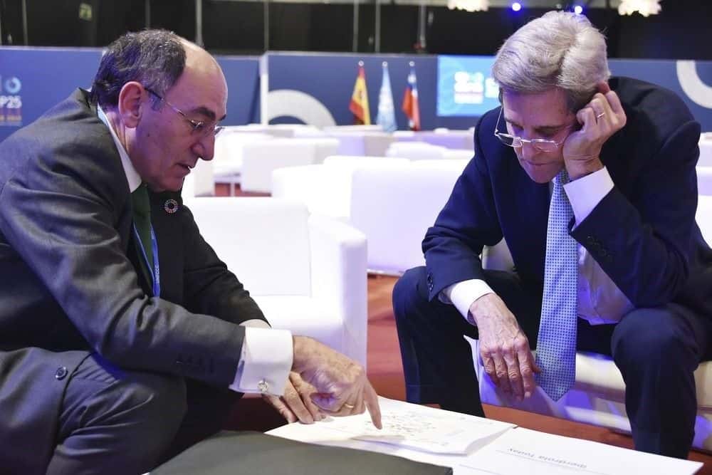 Galán y Kerry abordan la sustitución de los combustibles fósiles en la COP 25