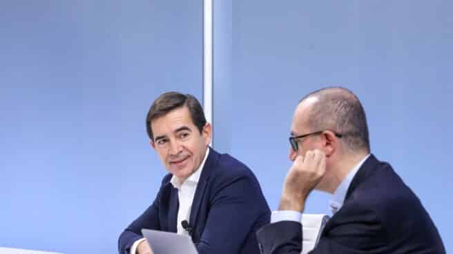 Carlos Torres, presidente de BBVA, junto a Onur Genç, CEO de la entidad bancaria