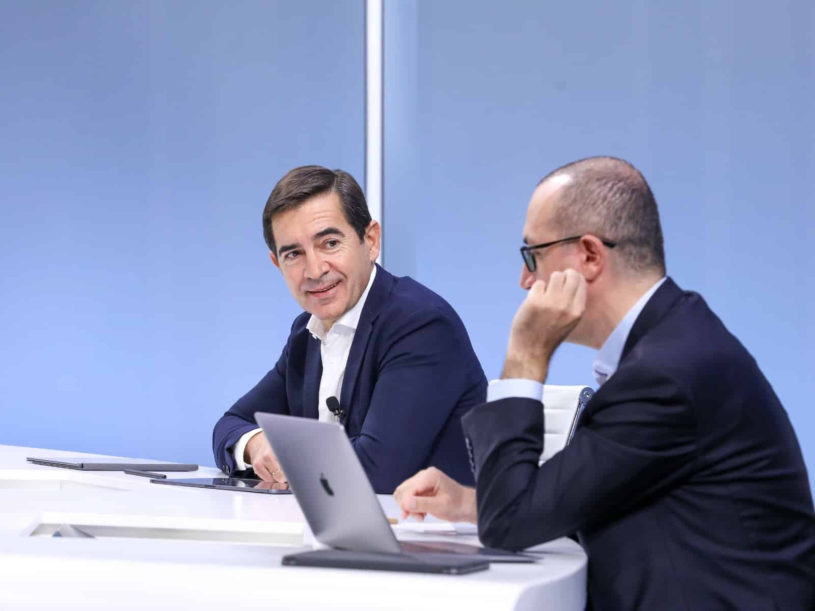 Carlos Torres, presidente de BBVA, junto a Onur Genç, CEO de la entidad bancaria