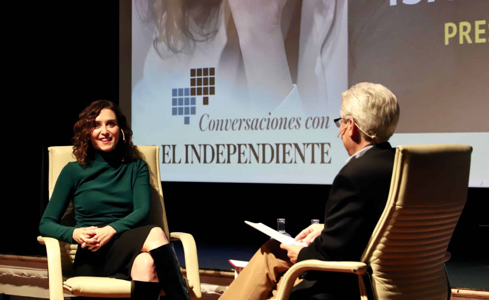 Encuentro entre Casimiro García-Abadillo e Isabel Díaz Ayuso en Teatro Cajasol, Sevilla