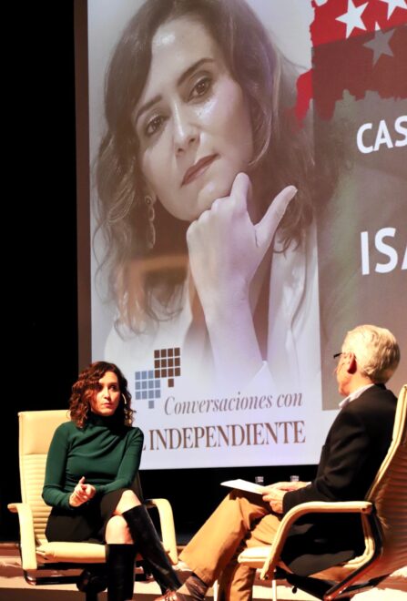 Encuentro entre Casimiro García-Abadillo e Isabel Díaz Ayuso en Teatro Cajasol, Sevilla