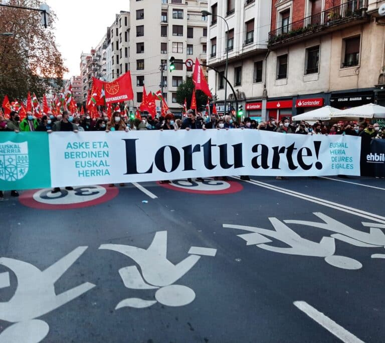Bildu moviliza a decenas de miles de simpatizantes en favor de la independencia