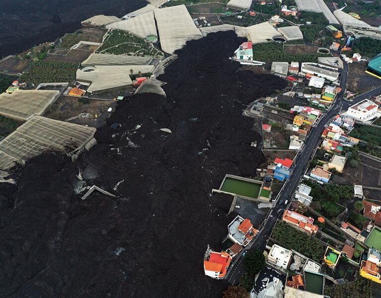 VÍDEO | La lava del volcán de La Palma sepulta la playa de Los Guirres