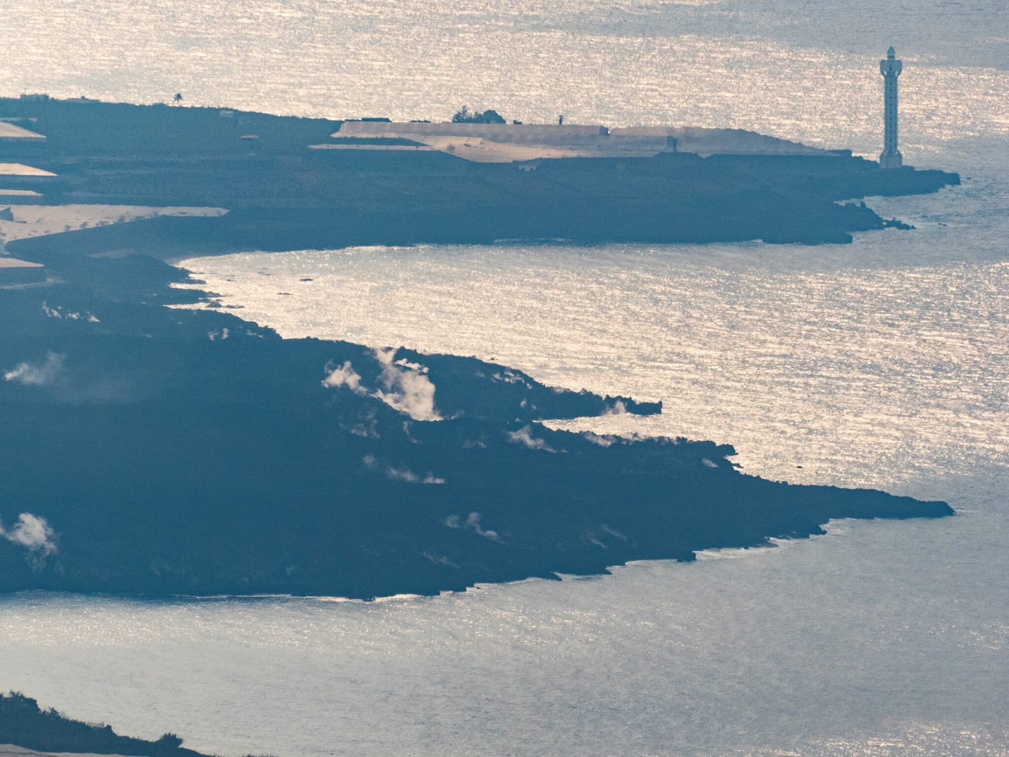 Imagen tomada desde el mirador de El Time, en Tijarafe, desde donde se aprecia el delta lávico en la costa de Tazacorte que ocupa ya una superficie de 43 hectáreas