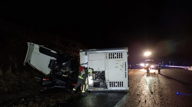 Dos camiones chocan y uno vuelca en Cantabria Imagen del accidente