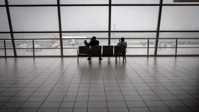 Pasajeros aguardan en una terminal del aeropuerto internacional de Johannesburgo.