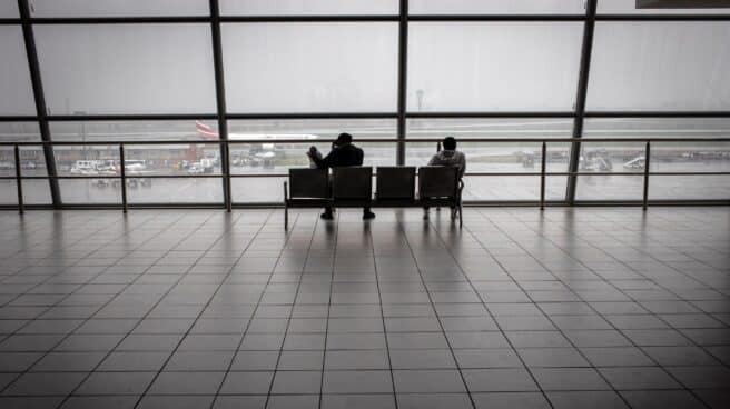 Pasajeros aguardan en una terminal del aeropuerto internacional de Johannesburgo. Pasajeros aguardan en una terminal del aeropuerto internacional de Johannesburgo.