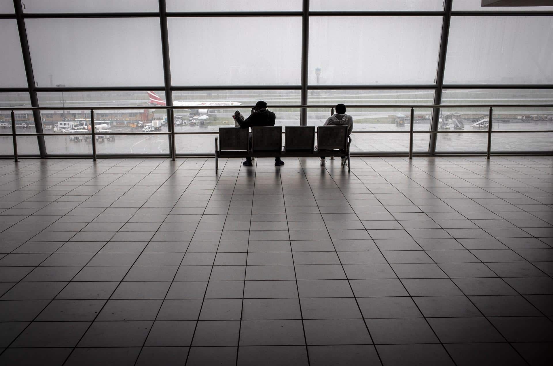 Pasajeros aguardan en una terminal del aeropuerto internacional de Johannesburgo.