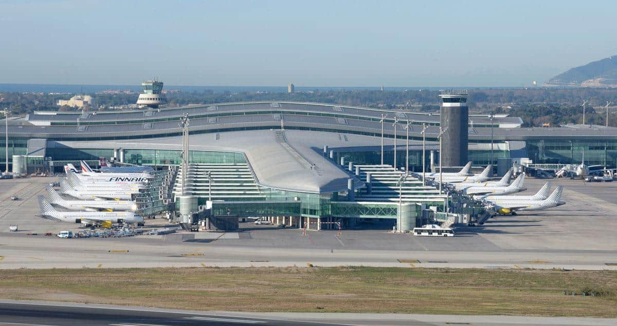 El Prat es el único de los grandes aeropuertos que aún tiene menos pasajeros que antes del covid