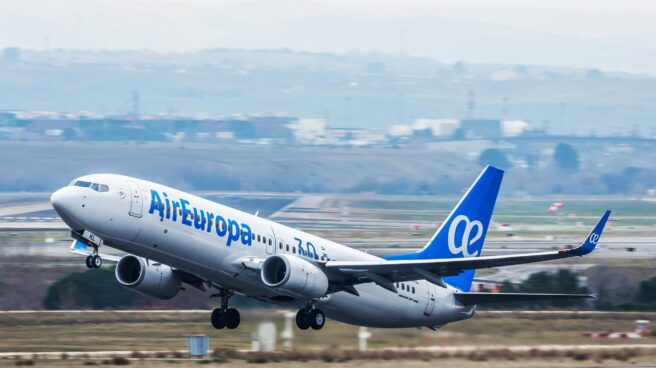 Avión de Air Europa despegando.