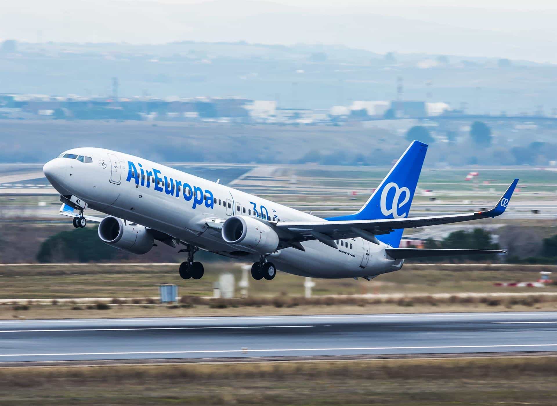 Avión de Air Europa despegando.