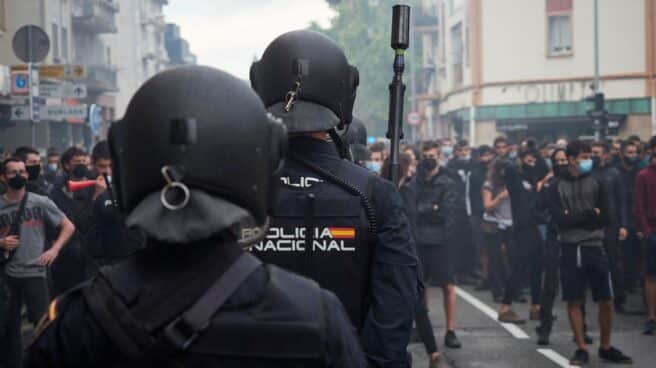 psoe-veto-podemos-prohibicion-expresa-uso-pelotas-goma Antidisturbios de la Policía Nacional, bocacha en mano, en el desalojo de una nave en Pamplona.