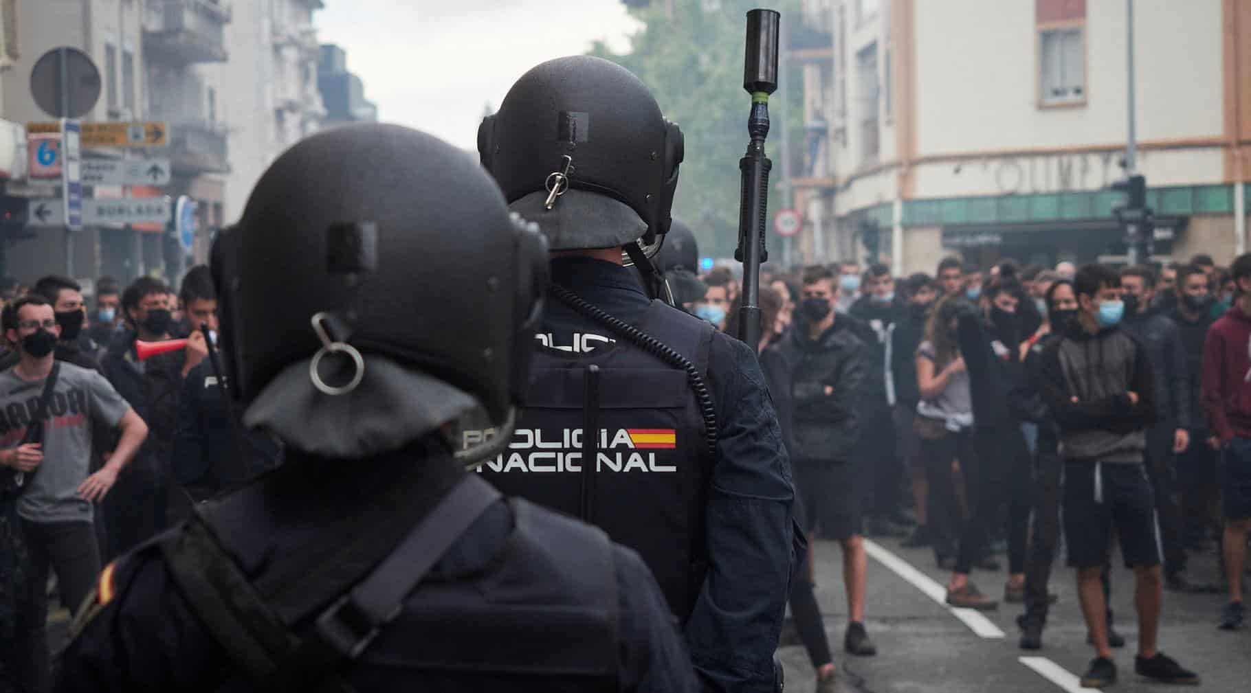 Antidisturbios de la Policía Nacional, bocacha en mano, en el desalojo de una nave en Pamplona.