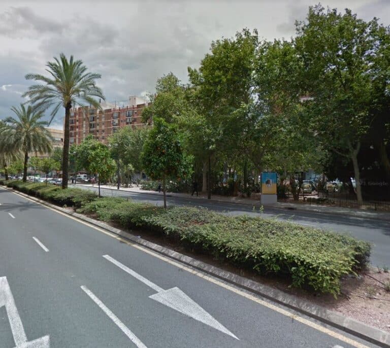 Muere un motorista de 20 años en Valencia tras chocar contra un peatón que cruzaba indebidamente