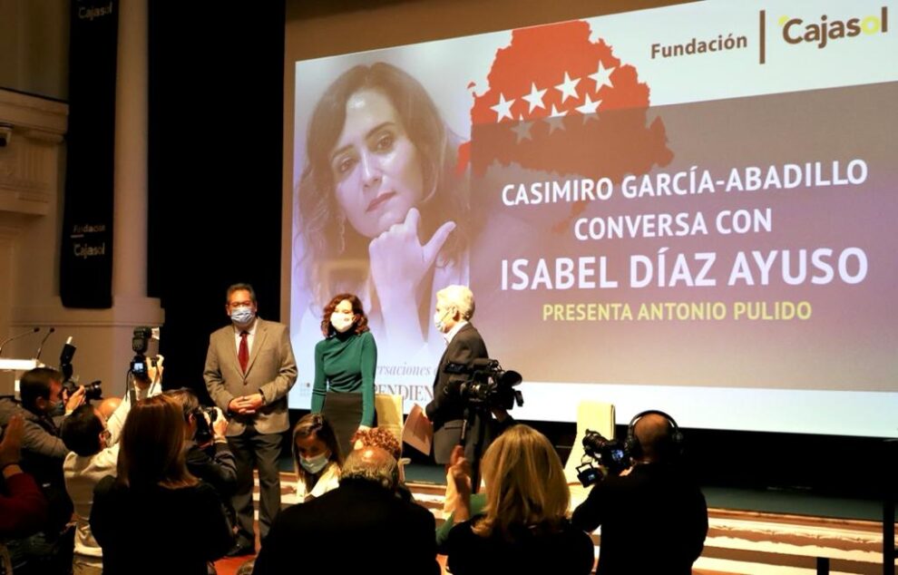 Encuentro entre Casimiro García-Abadillo e Isabel Díaz Ayuso en Teatro Cajasol, Sevilla