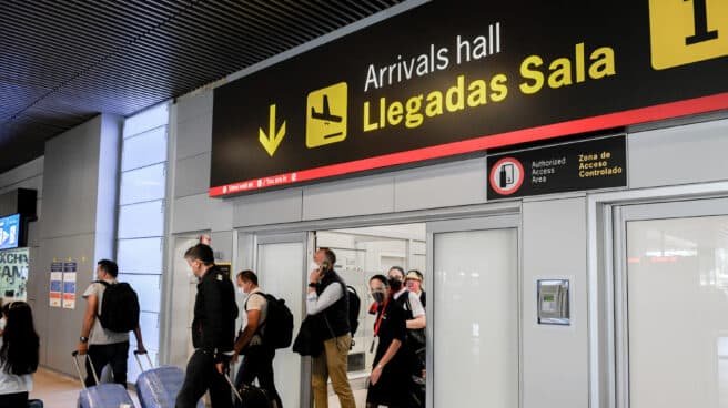 Varios pasajeros llegan a la terminal T1 del Aeropuerto Adolfo Suárez Madrid-Barajas. Varios pasajeros llegan a la terminal T1 del Aeropuerto Adolfo Suárez Madrid-Barajas.