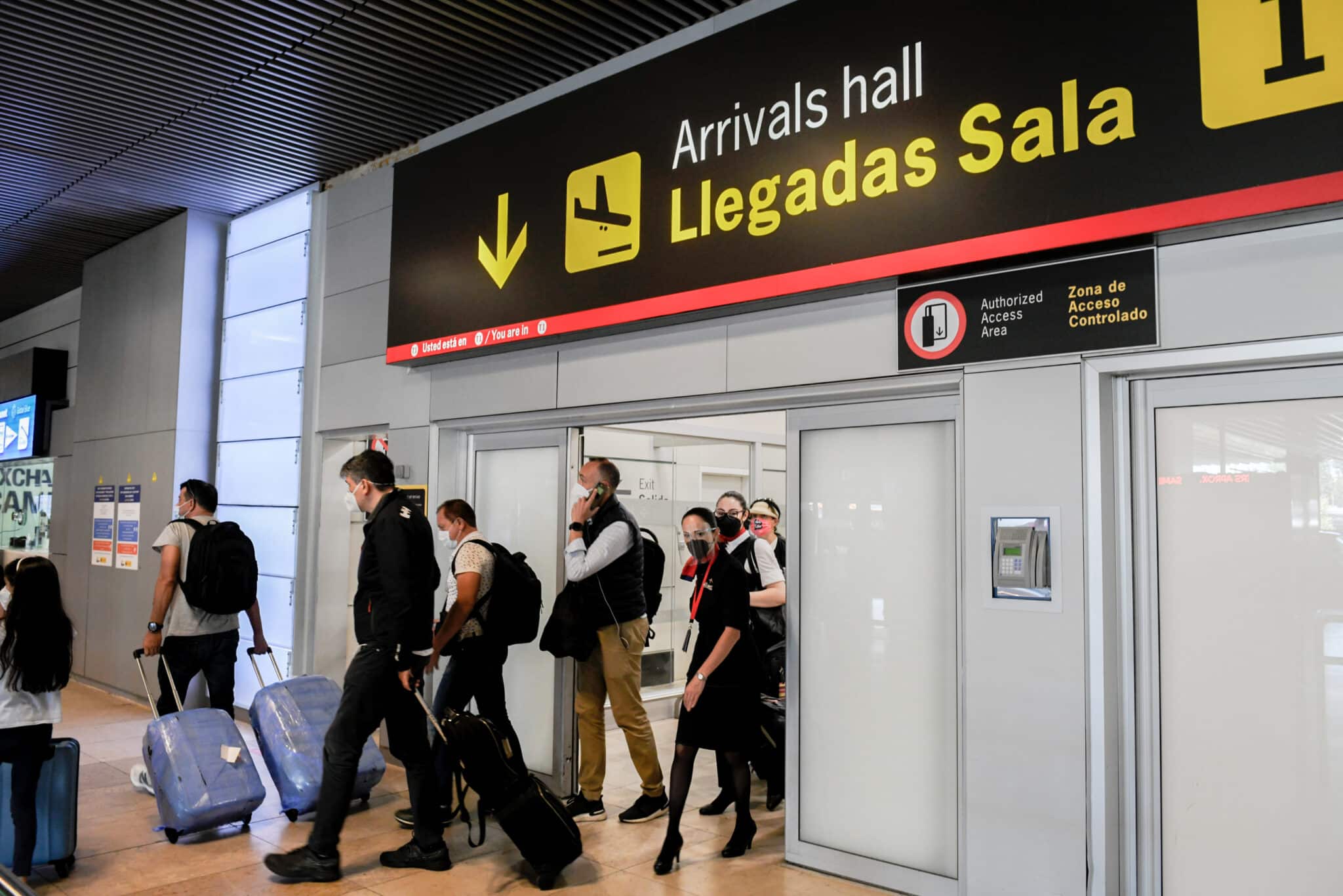 Varios pasajeros llegan a la terminal T1 del Aeropuerto Adolfo Suárez Madrid-Barajas.