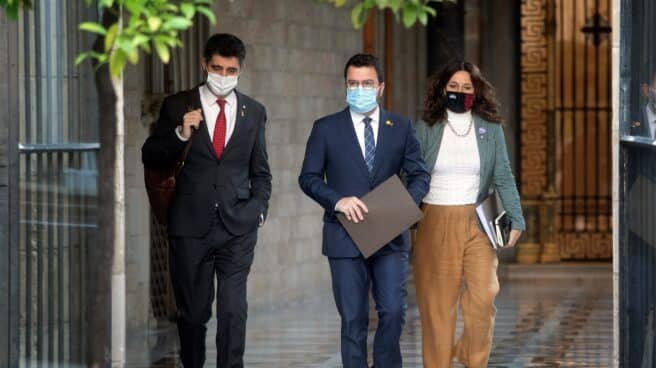 El presidente de la Generalitat, Pere Aragonès (c), junto a su vicepresidente, Jordi Puigneró (i), y la consellera de la Presidencia, Laura Vilagrà (d), a su legada a la reunión extraordinaria del Govern en la que el presidente catalán ha anunciado a los miembros de su gobierno que ha alcanzado un acuerdo in extremis con los comunes para salvar la tramitación de los presupuestos catalanes para 2022