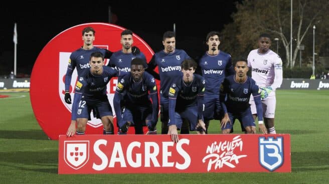 Los nueve jugadores del Belenenses posan antes del polémico partido ante el Benfica