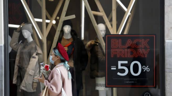 El escaparate de una tienda con un cartel del 'Black Friday'.