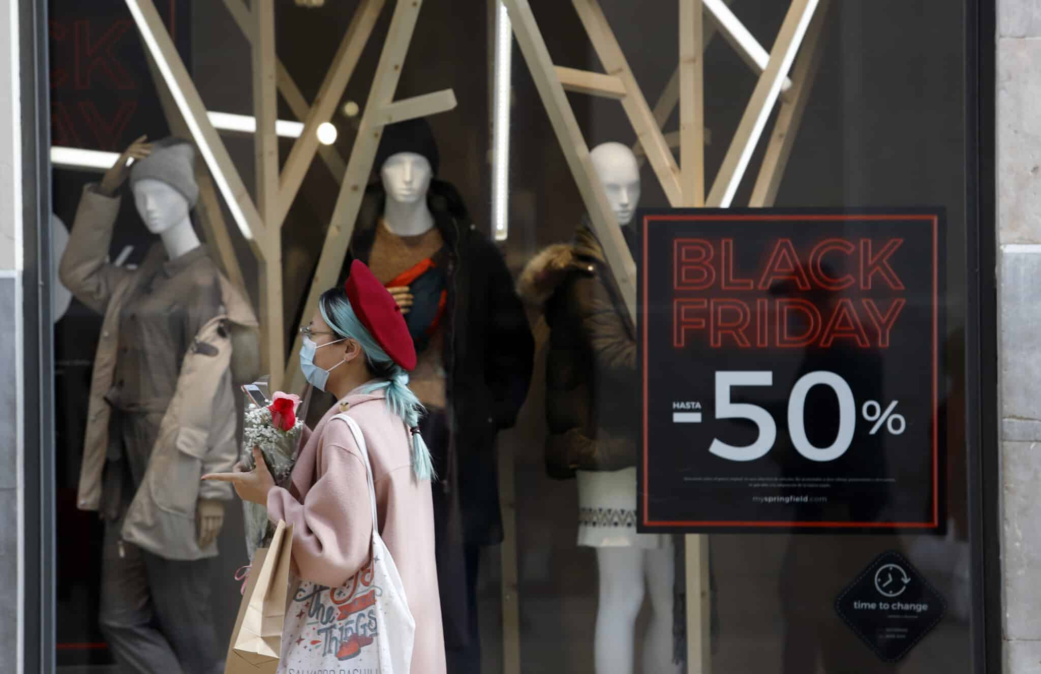 El escaparate de una tienda con un cartel del 'Black Friday'.