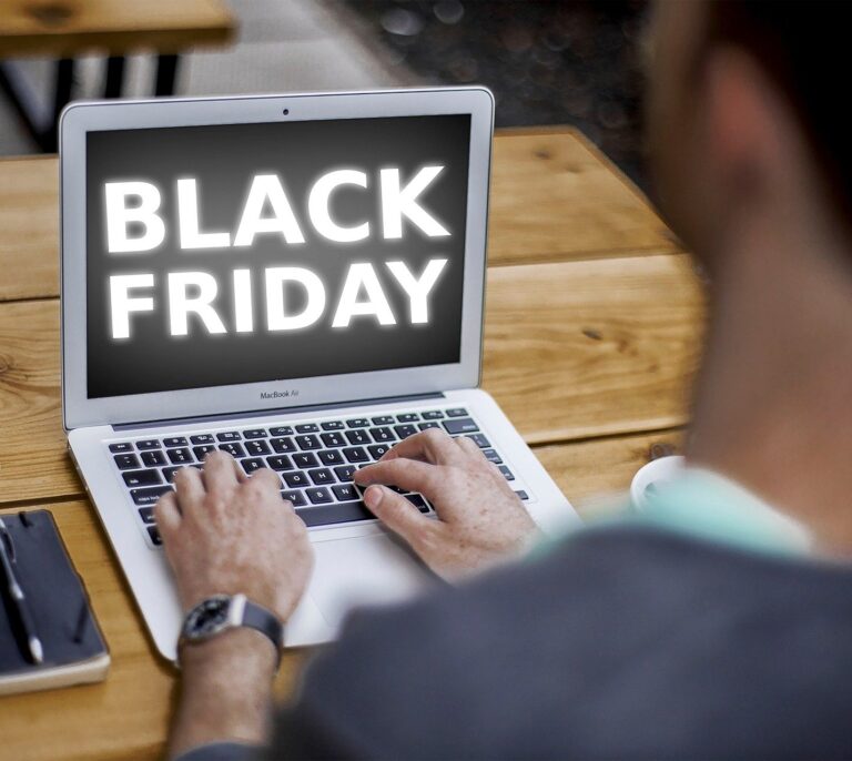 Los españoles se lanzan a las compras online durante el Black Friday para adelantar las compras navideñas